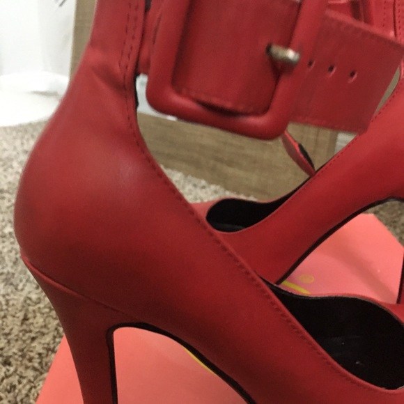 Red high heel - Picture 3 of 4